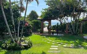 Casa pé na areia em praia paradisíaca com piscina frente mar